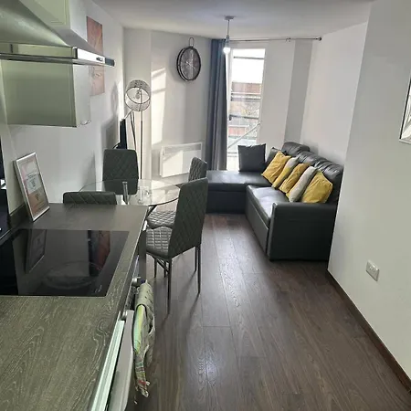 1br-sleeps4-parking-closetocentre Birmingham